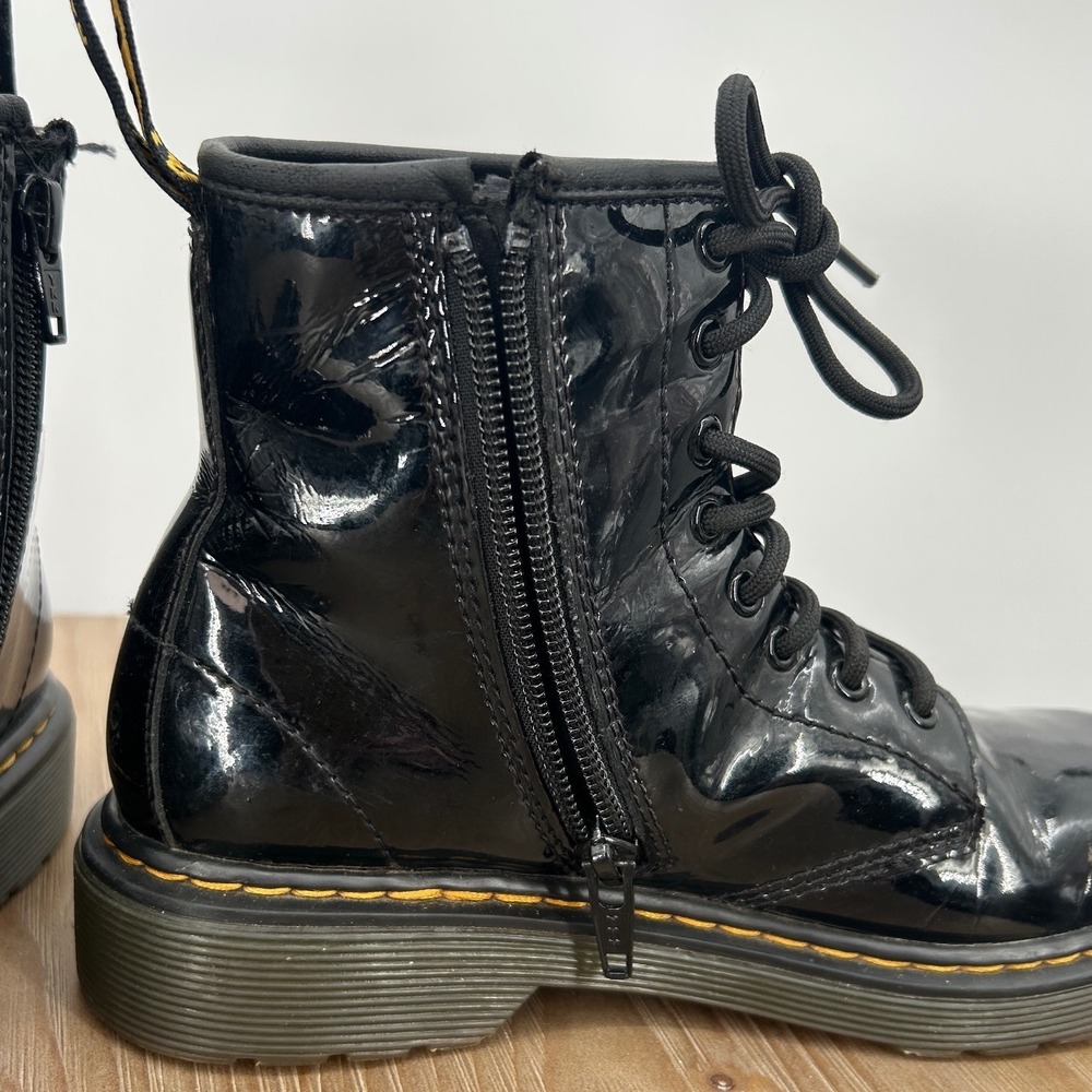 Dr‎ Martens Girls Kids Black Patent Lamper Leather Boots Size 2 Combat - Picture 3 of 7